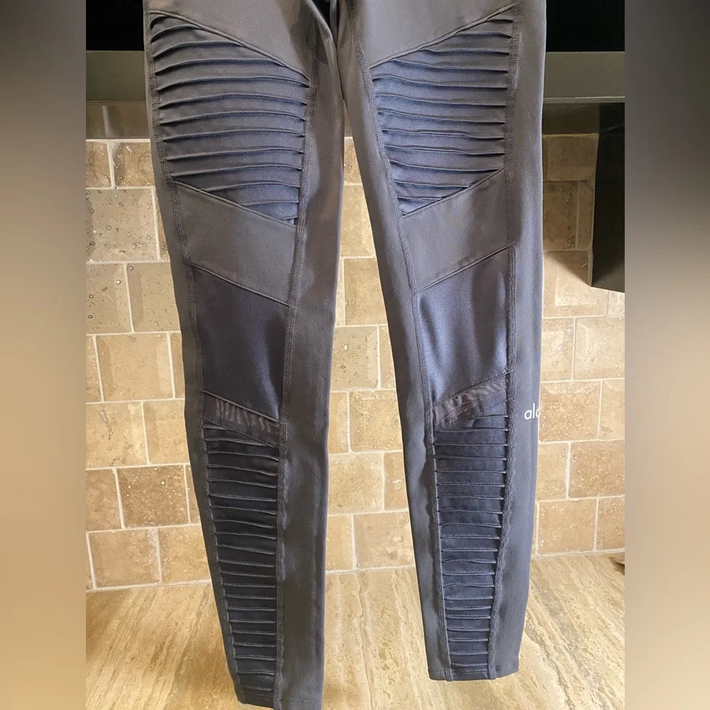 ALO YOGA High Waist Moto Leggings (S) Anthracite: Dark Gray. - Picture 4 of 8